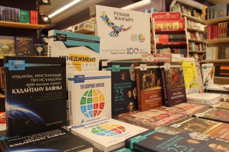 «100 жаңа оқулық» кітаптары дүкенде сатылымға шықты