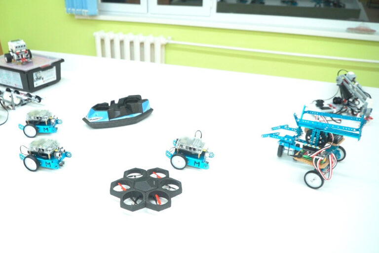 Атырауда ауыл мектебінің оқушылары робот, дрон ​ құрастырып жатыр
