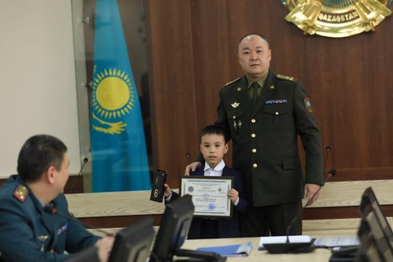 Балалар жылы: Алматы оқушылары құтқарушылардан бағалы сыйлықтар алды